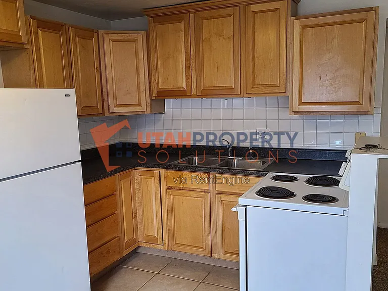 4951 S Center St #6 — Photo 2