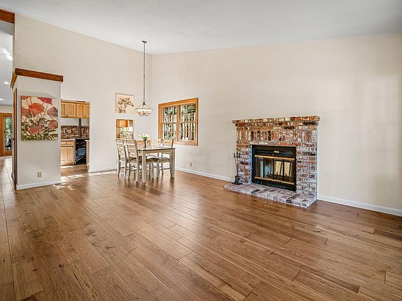 4th image of 2650 Green Glen Rd