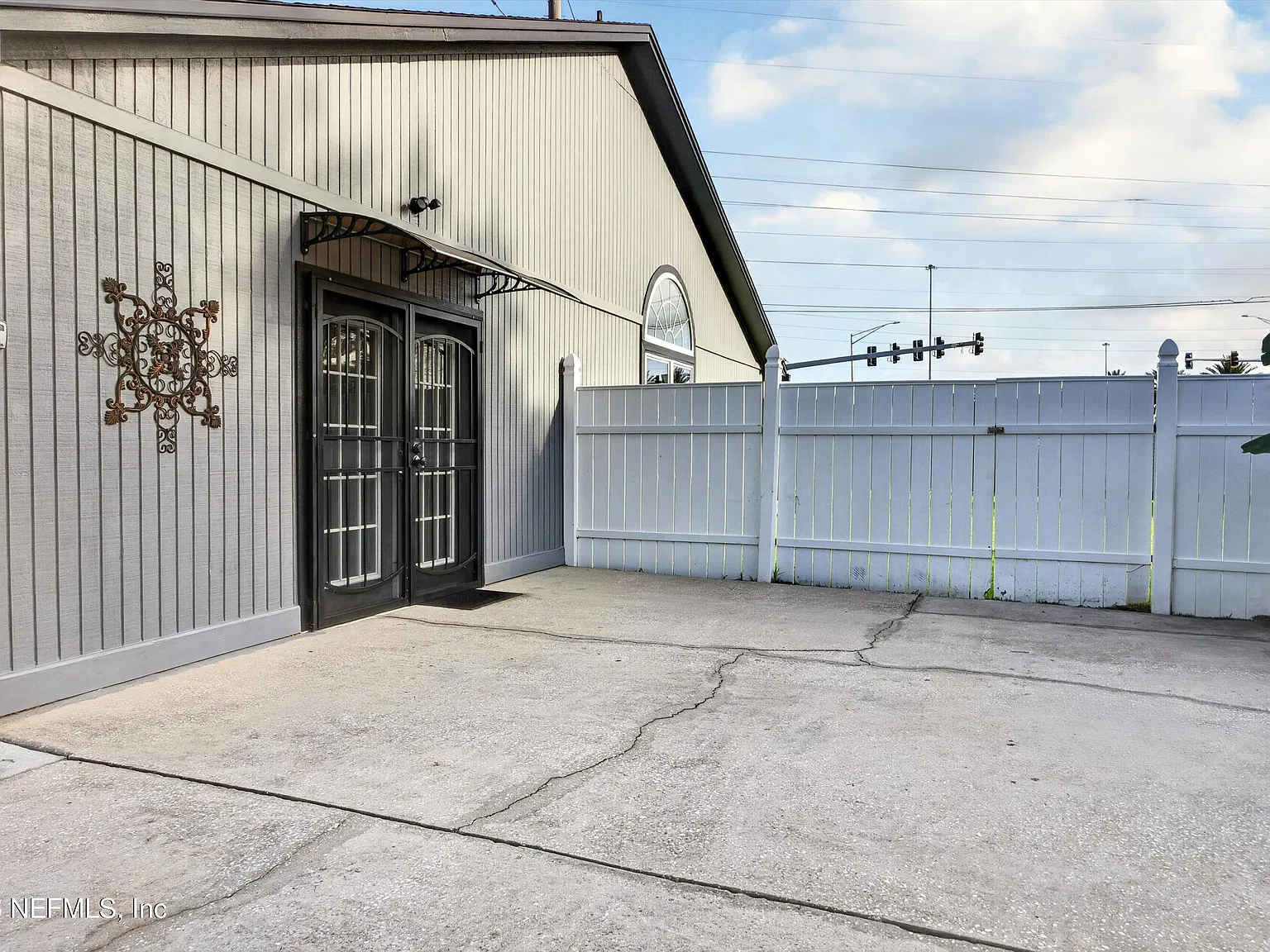3 bed, 2.0 bath, 2100 sqft, $3,200 — Photo 4