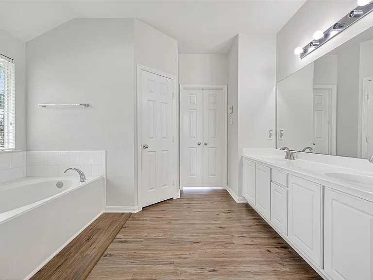 14603 Bladenboro Dr — Photo 40