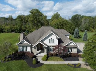 9395 Hunting Valley Rd S, Clarence, NY 14031