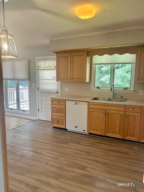 3 bed, 1.0 bath, 1584 sqft, $2,600 — Photo 3