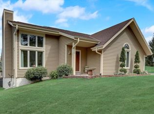 W309S5050 Homestead Ct, Mukwonago, WI 53149