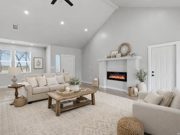 157 Sylas Hayes Loop, Pleasanton, TX 78064