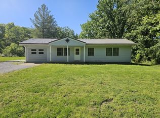 450 W Saddle Club Rd, Bonnie, IL 62816