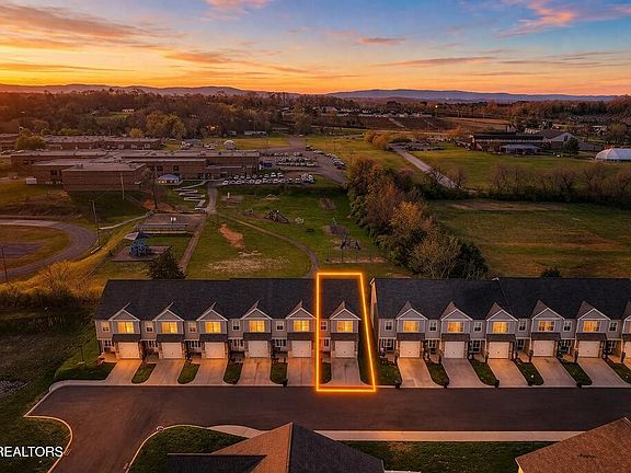3rd image of 402 Judson Way
