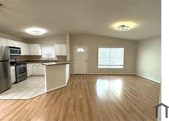 3 bed, 1212 sqft, $2,500 — Photo 3