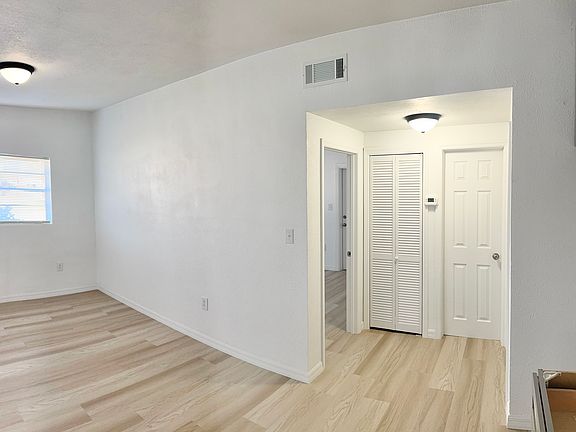 4th image of 318 Woodland Ave