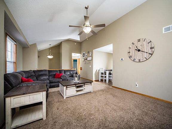 4th image of 609 SW Tisha Ln