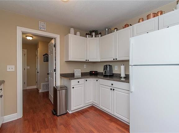 5th image of 4701 Vista St