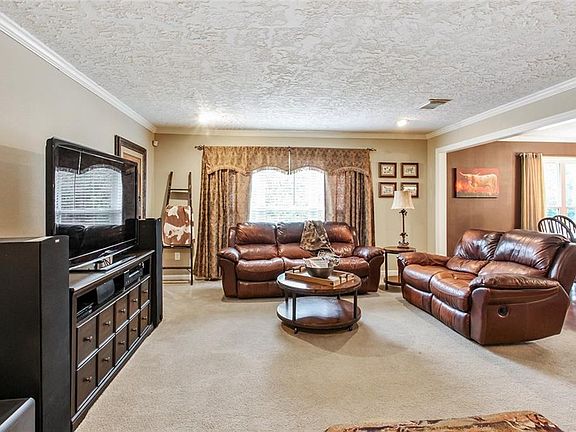 3rd image of 470 Park Manor Cres E