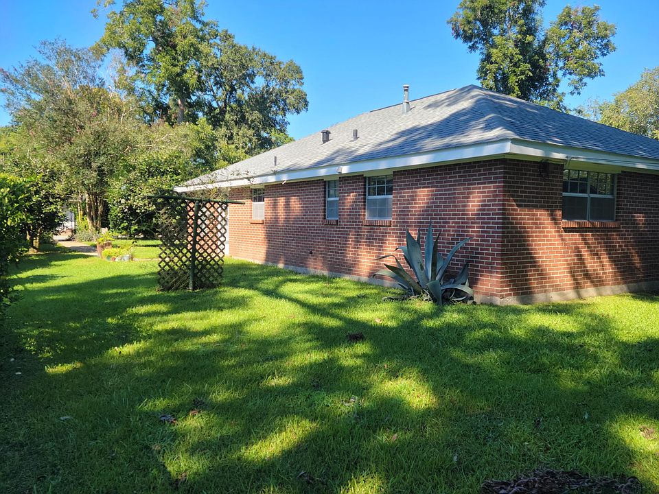 1st image of 922 W Saint Mary Blvd