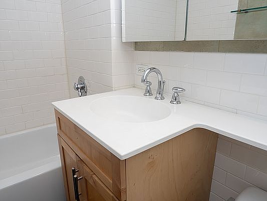 4th image of 516 W 47th St APT N2a