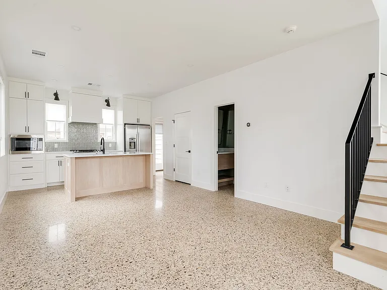 1032 Hangar Dr — Photo 10