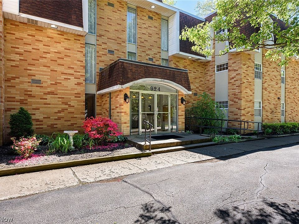 1st image of 924 Memorial Pkwy APT 207
