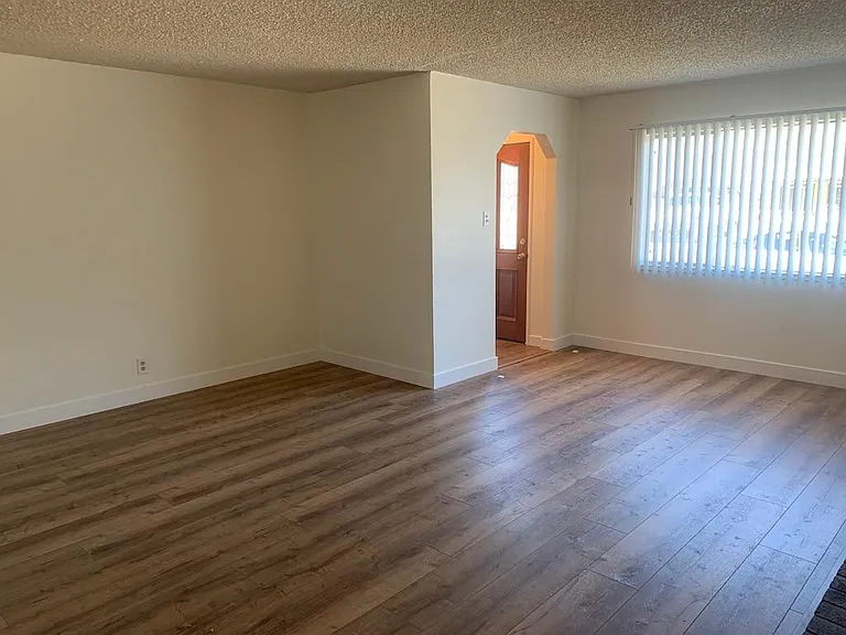 1465 Thomas Dr — Photo 3