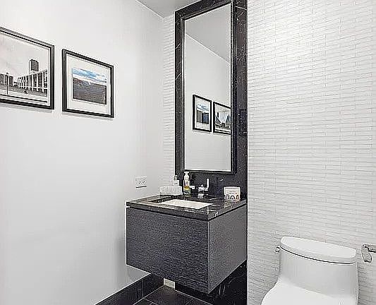 4th image of 50 Riverside Blvd #6DE