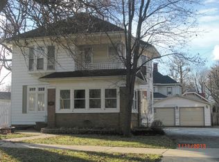 896 7th St, Charleston, IL 61920