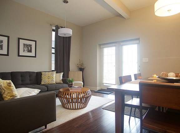3rd image of 1312 N Claremont Ave APT 1