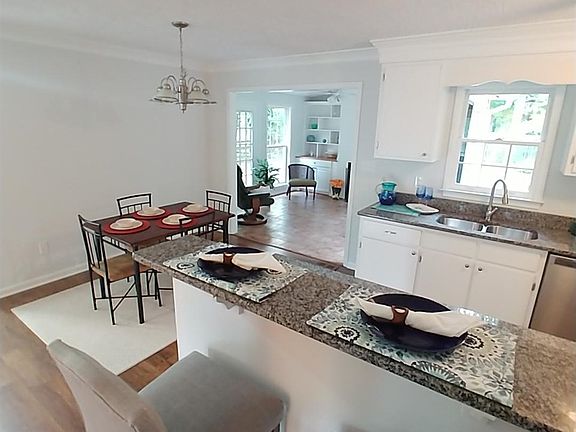 4th image of 557 Jefferson Dr