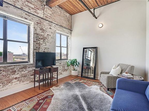 4th image of 402 Julia St APT 405