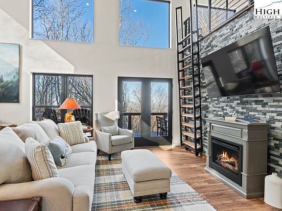 3rd image of 114 Windridge Road