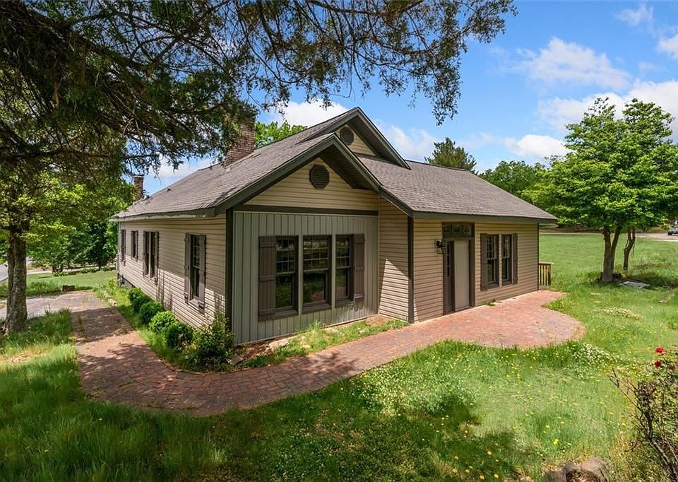 521 Summit St Cornelia GA Zillow