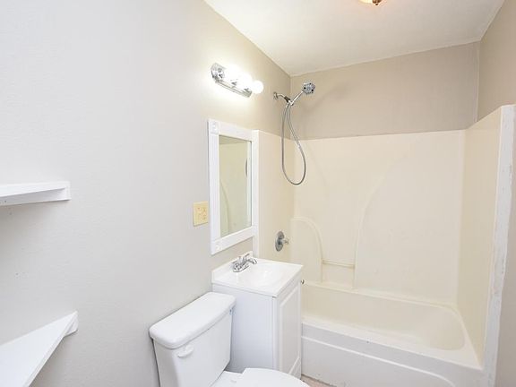 5th image of 1811 Broadmoor Dr