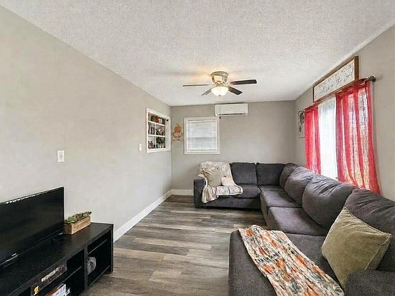 4th image of 605 W 1st St