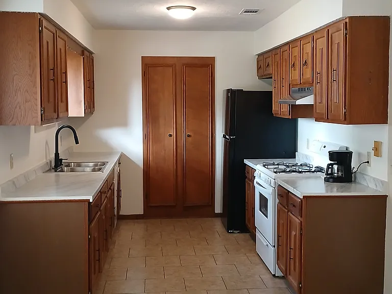 1438 Magnolia Dr — Photo 2
