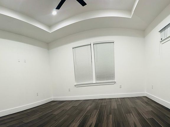 3rd image of 601 Ruddy St