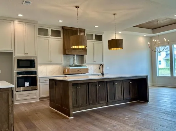 17408 Parkhill St, Overland Park, KS 66221