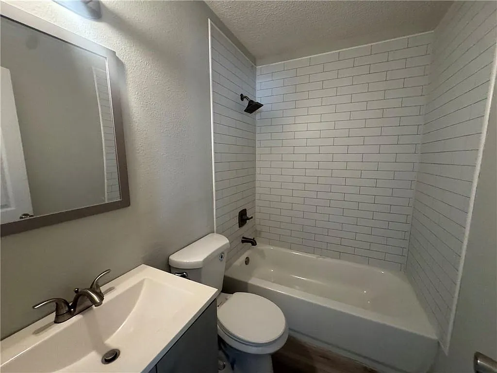3 bed, 1.0 bath, 864 sqft, $1,500 — Photo 3