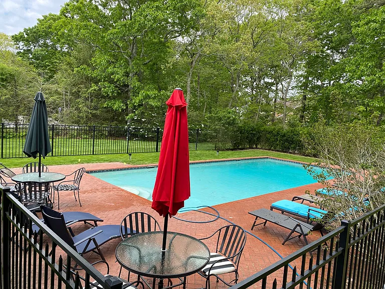 10 Georgica Woods Ln — Photo 14