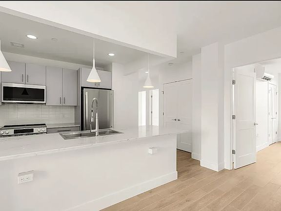2nd image of 2833 Brighton 3rd St #2D