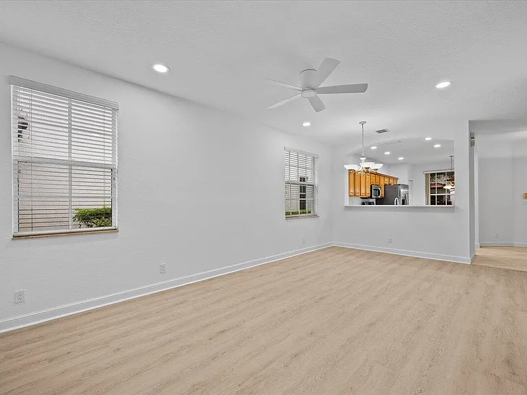 731 Duchess Ct — Photo 6