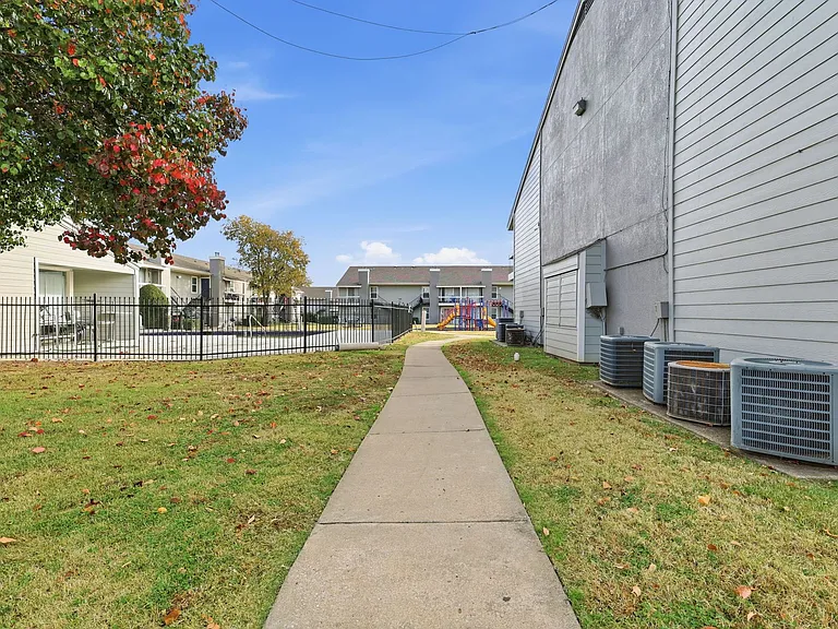 Woodland HIlls Apartments — Photo 4