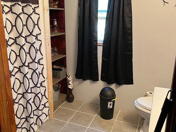 218 College St, Henry, TN 38231