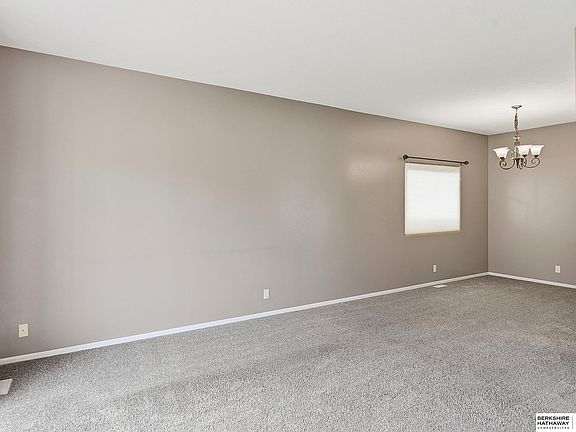 4th image of 18638 Holmes Cir