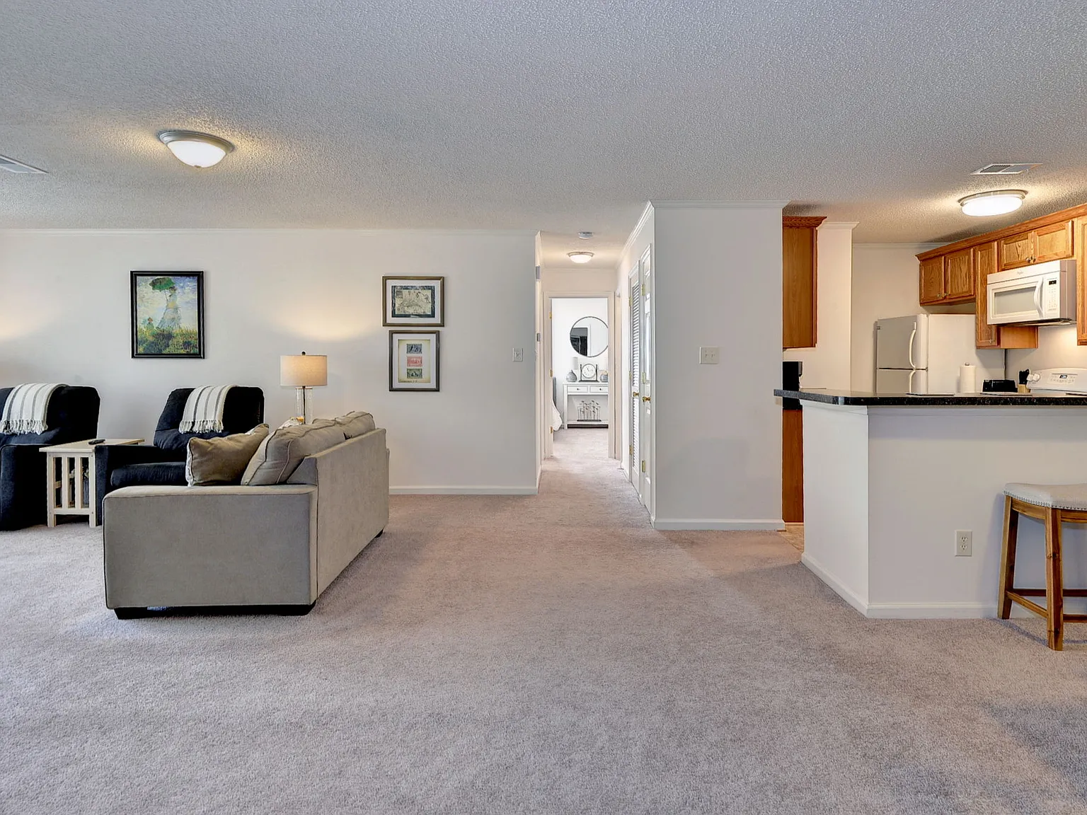 2 bed, 1.5 bath, 1112 sqft, $1,600 — Photo 3