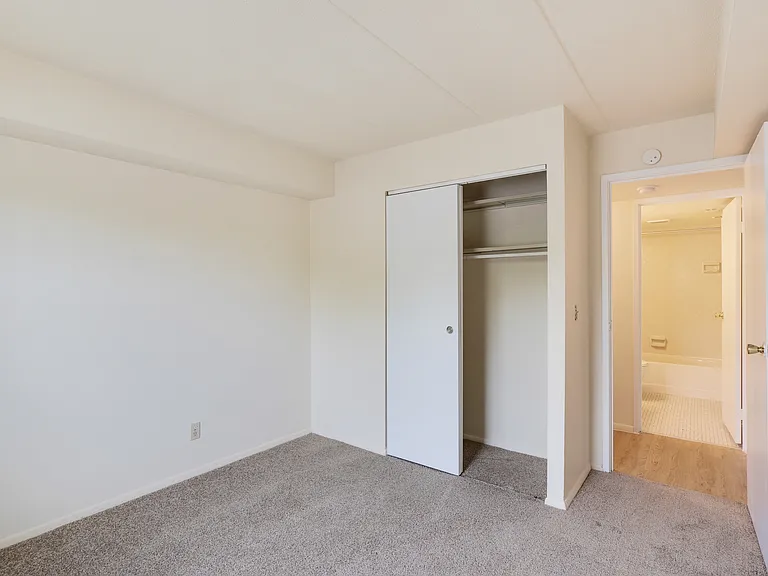 Vantage Pointe West Apartment Homes — Photo 11