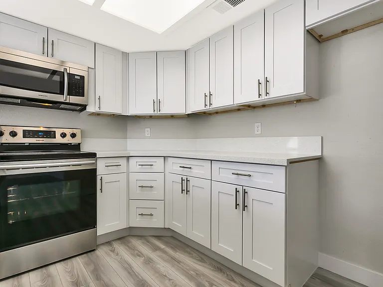 # Guardian Realty 6250 W Flamingo Rd Apt 55 Las Vegas Condo Rental modern kitchen stainless steel appliances_02062020