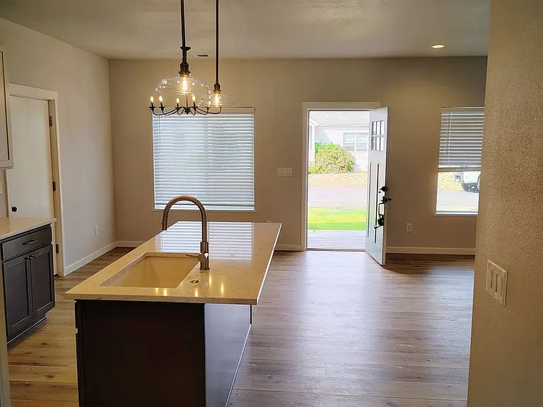 437 W Fair St — Photo 2
