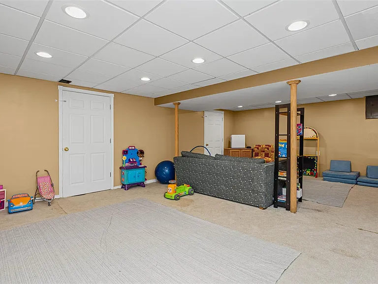 16610 Old Bedford Rd — Photo 40