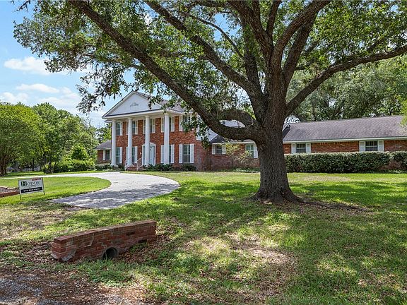 3rd image of 301 Cedar Cir