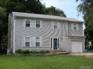 12 Bergen St, Brentwood, NY 11717