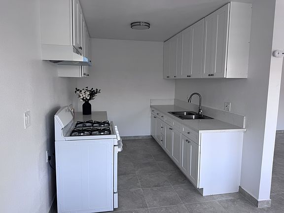4th image of 14413 Kittridge St #3