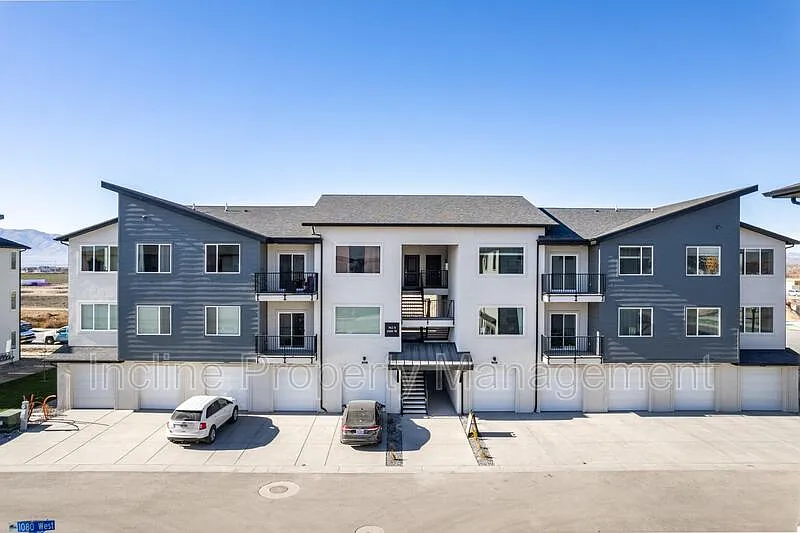 3 bed, 2.0 bath, 1258 sqft, $1,800 — Photo 3
