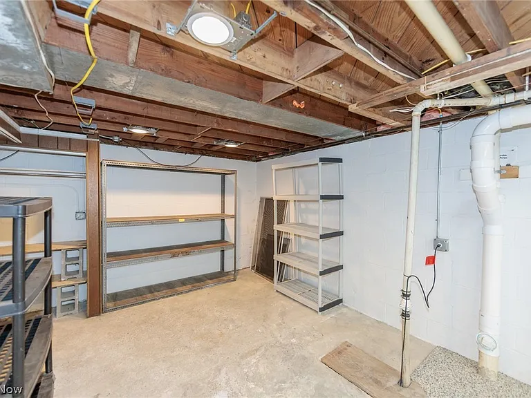 7381 Portage St — Photo 35