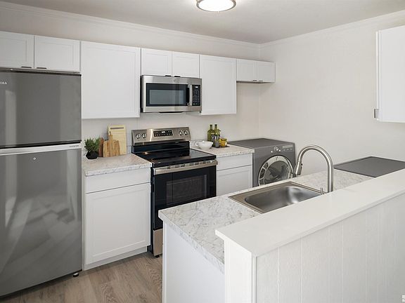 3rd image of 694 Oakwood Dr APT 1